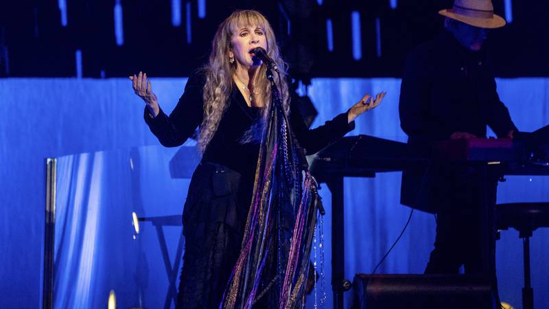 Stevie Nicks postpones New Orleans concert due to COVID case within band
